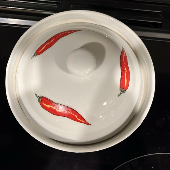 Vintage Cordon Bleu Chilli Peppers 1 qt. Casserole dish Stoneware White & Red - Picture 2 of 4